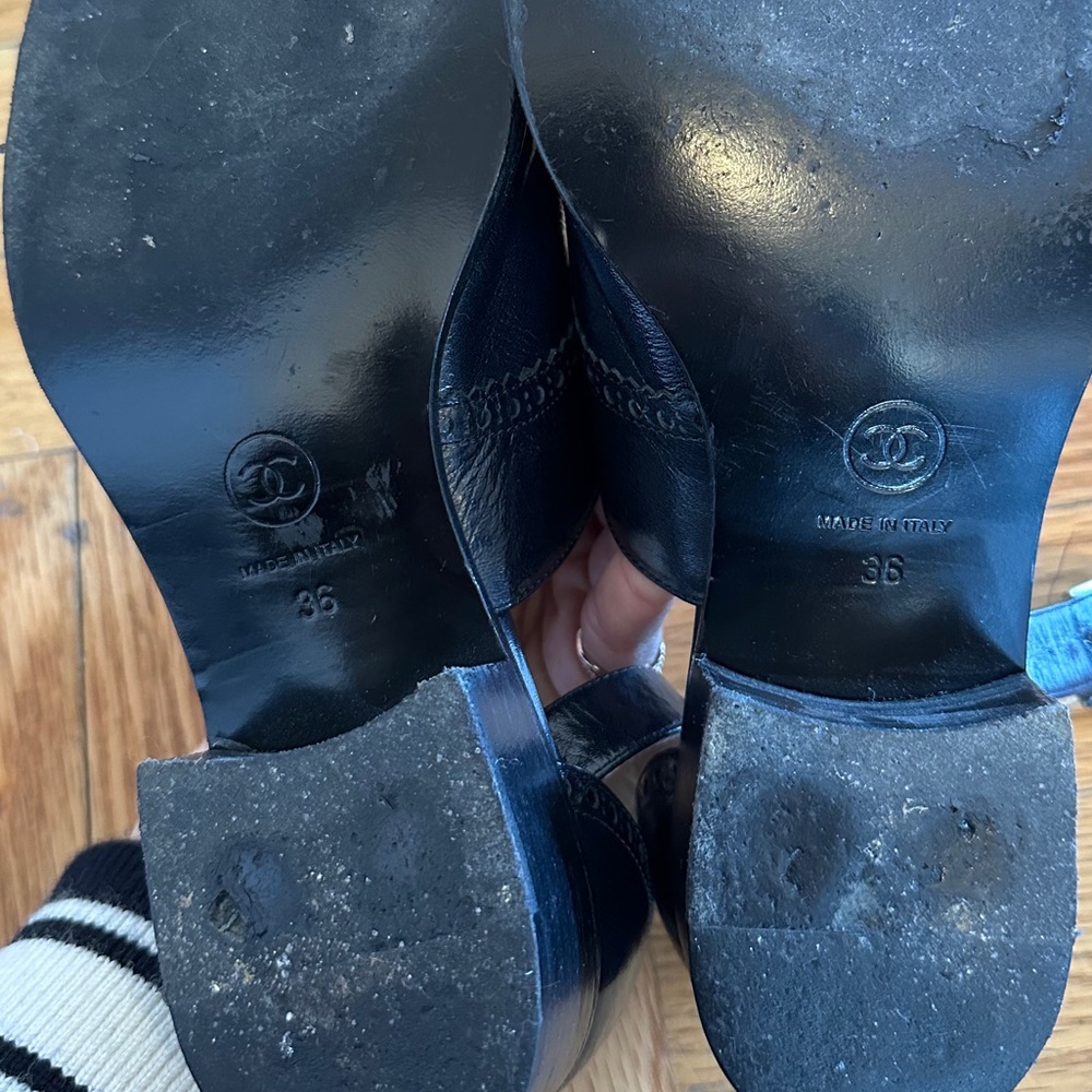 CHANEL Black oxford shoes with ankle strap - Picture 5 of 6